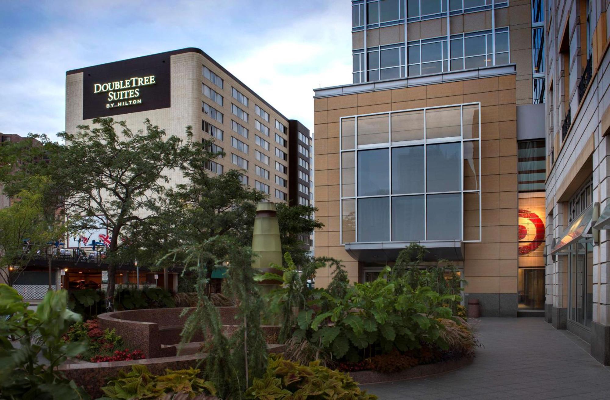 Doubletree Suites By Hilton Minneapolis Downtown Exterior foto